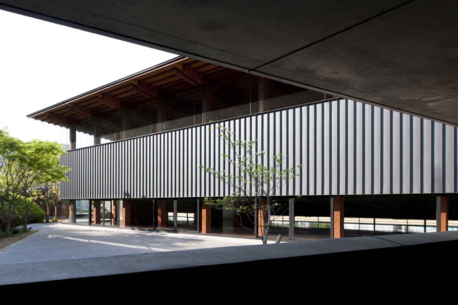 KOBE INTERNATIONAL JUNIOR & SENIOR HIGH SCHOOLHARMONIE HALL